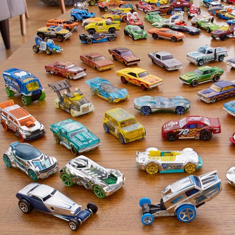 Hot Wheels 20 Diecast Pack and Mini Toy Cars Multi-Colour